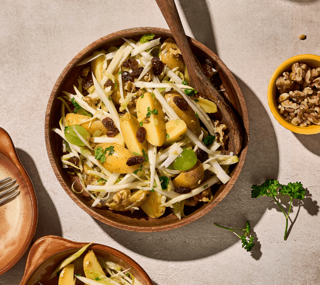 Witlof-aardappelsalade met rozijnen en noten