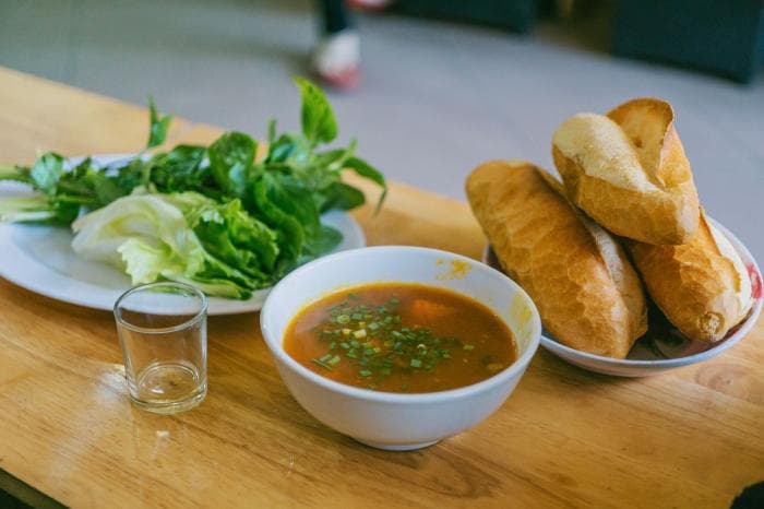 Zoutarme Marokkaanse groentesoep met brood en salade