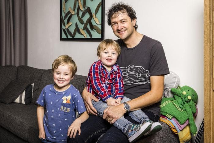 Rik Bouwmans met zijn twee kinderen
