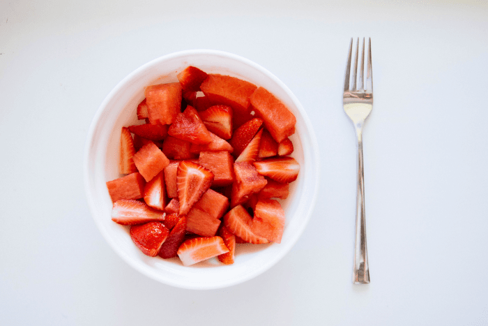 Zout- en kaliumarme schuimomelet met aardbeien in een schaaltje
