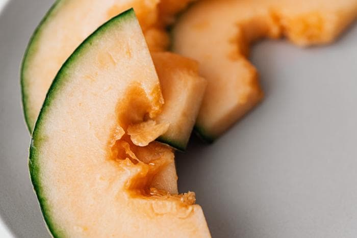 schijven cantaloupe meloen met schil voor een zoutarme meloensalade