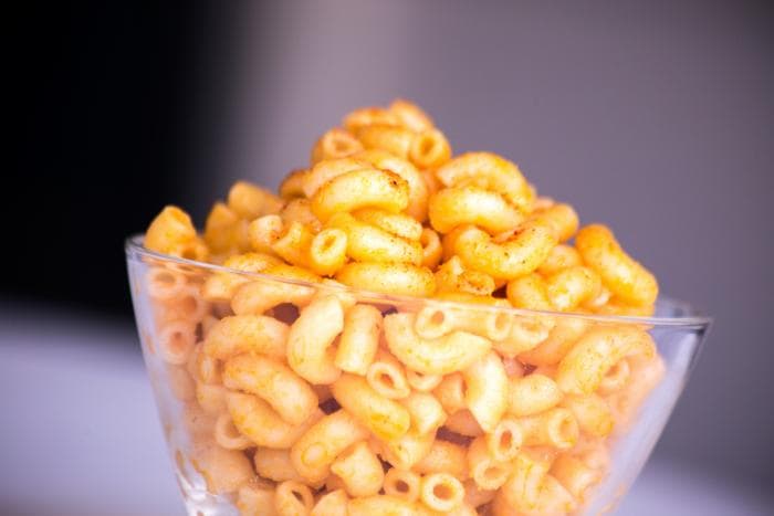 Macaroni voor de zoutarme pastasalade met kip kappertjes en rozijnen