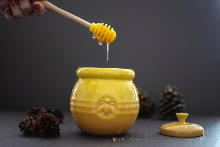honing pot voor zoutarme balsamico-honingdressing