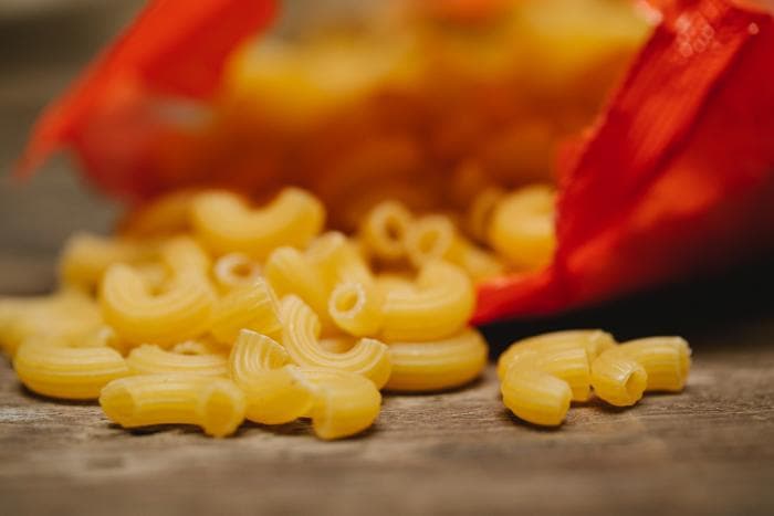 geopende zak met macaroni