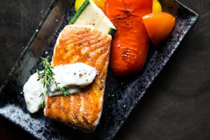 zalmfilet op rechthoekig bord