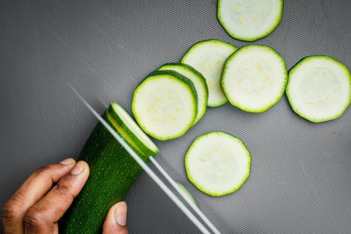 Plakjes courgette voor in de zoutarme pasta
