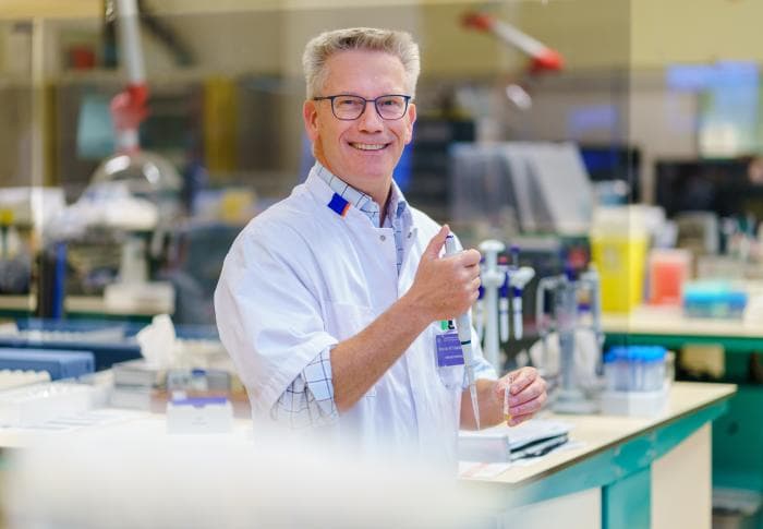 Nefroloog Ron Gansevoort in het lab