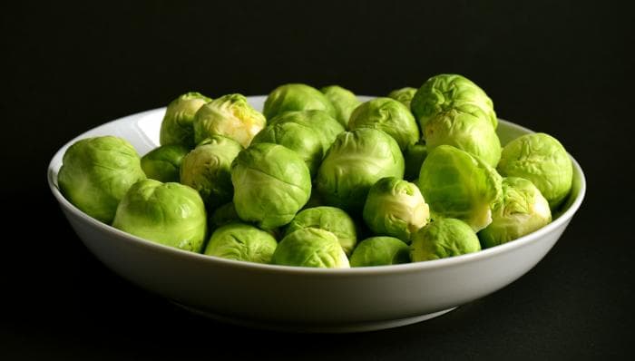 Diep bord met rauwe spruitjes