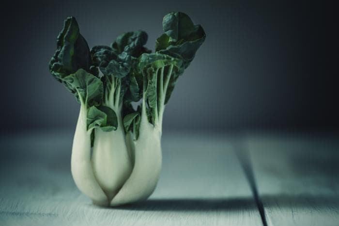 Paksoi voor zoutarme rijst met roergebakken kipfilet en groenten