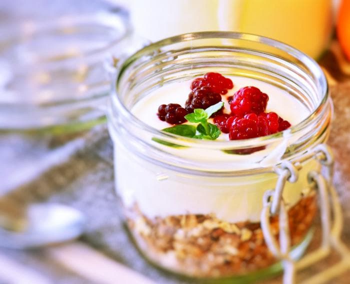 potje met noten, yoghurt en fruit