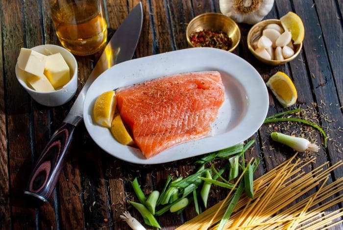 Gebakken zoutarme zalm op bord