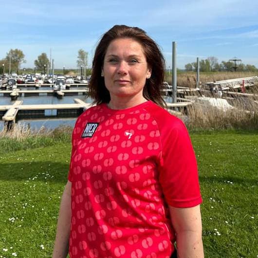 4Daagse loper Esther in een Nierstichting shirt