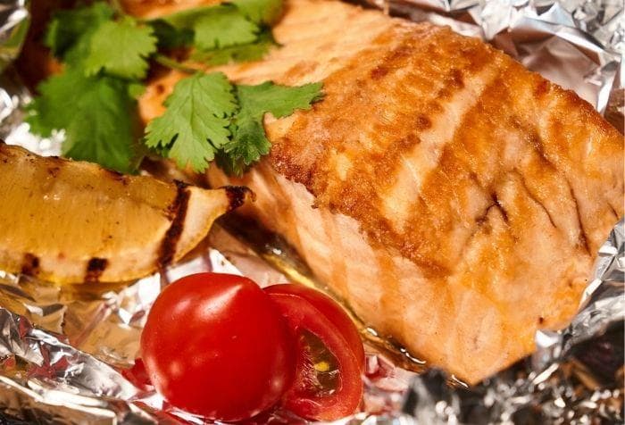zalm op aluminiumfolie