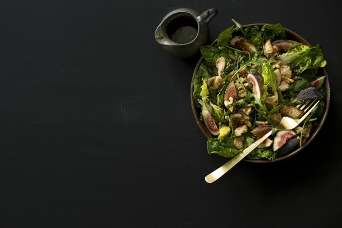 Zoutarme little gem-salade met kip, vijgen en tuinkruidenvinaigrette