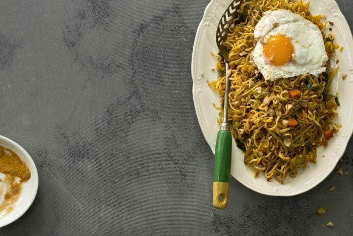 Vegetarische en zoutarme bami met gebakken ei op een ovaal bord