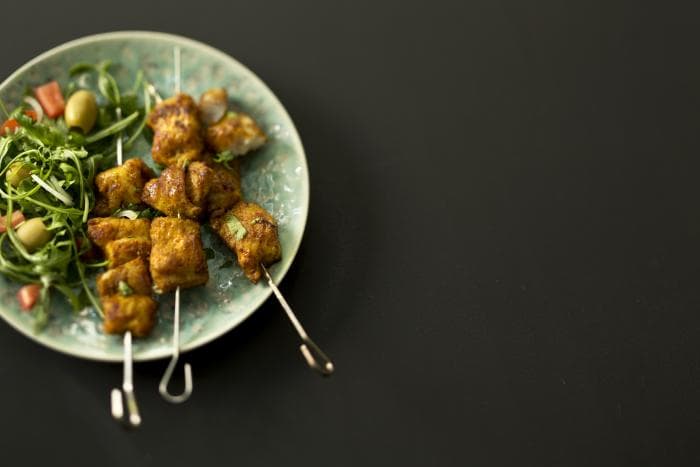 Zoutarme visspiezen en salade op een bord