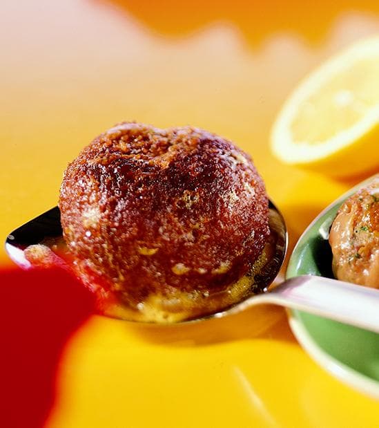 Een zoutarme gehaktbal op een lepel