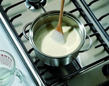 Zoutarme witte saus/bechamelsaus in een pannetje op het vuur