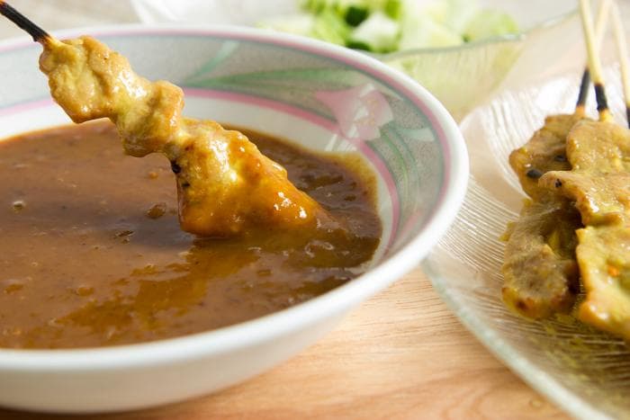 Zout- en kaliumarme pindasaus in een schaal met kipsaté