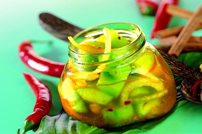 Zoutarme atjar tjampoer in een potje