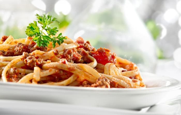 Zoutarme pasta met bolognesesaus op een bord