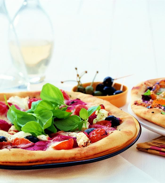 Pizza met zoutarme kip en ananas