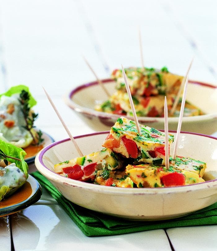 Zoutarme frittata met courgette en paprika op een bord