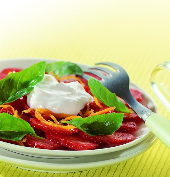 Zoutarme aardbeiencarpaccio met crème fraîche