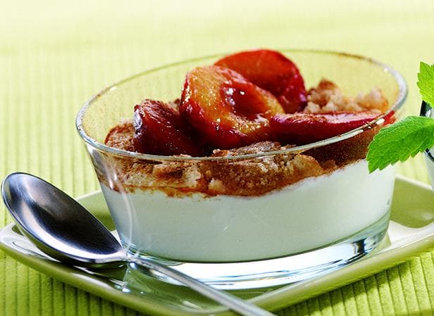 Zoutarme gegrilde pruimen met kaneelyoghurt