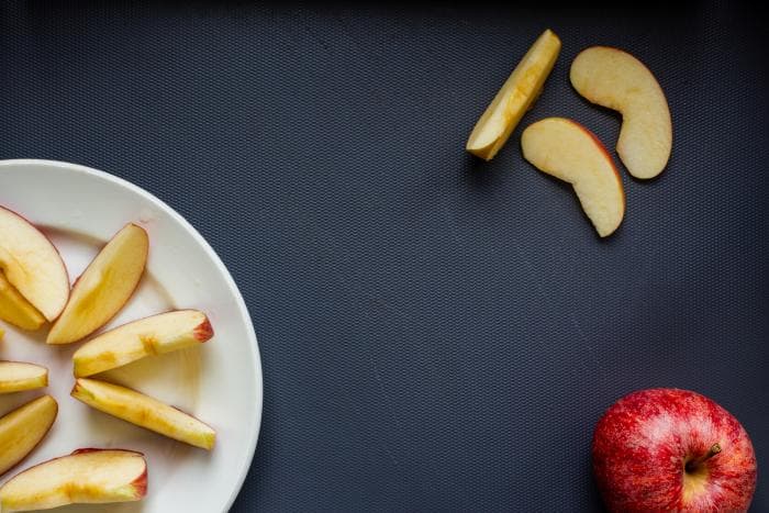 stukjes appel en hele appel voor het zoutarme appel-perentoetje