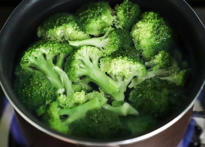 Pan met water en broccoliroosjes voor zoutarme broccolisoep