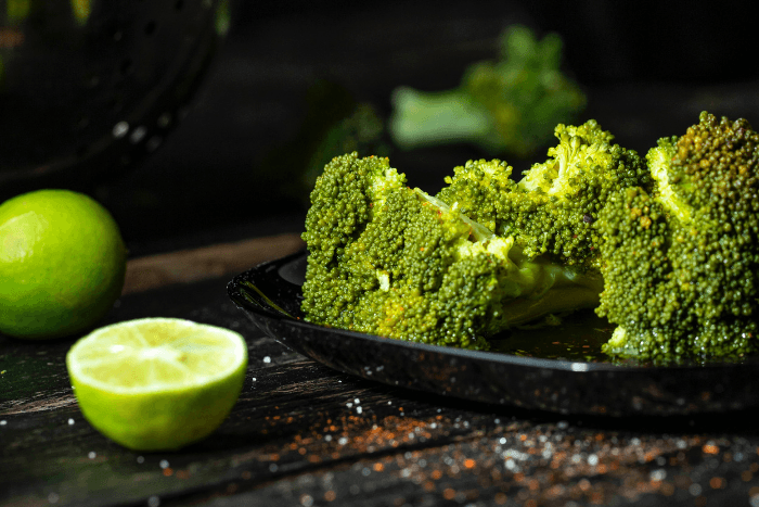 Zoutarme broccoli op bord