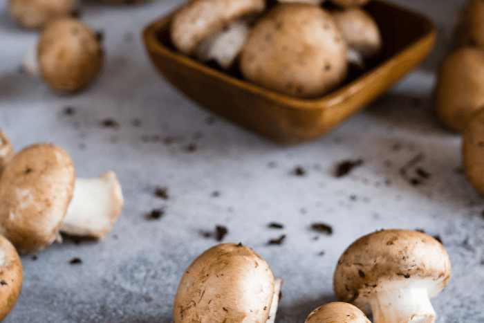 Champignons in schaal voor zoutarme champignonroomsaus