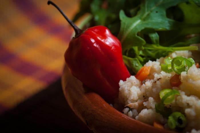 Zoutarme couscous salade met paprika en rucola in een schaal