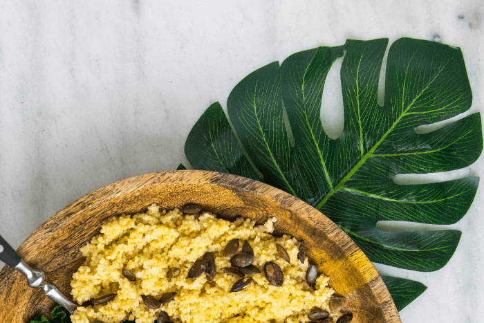 Zoutarme couscous met roolrabi en varkenshaasreepjes op een bord