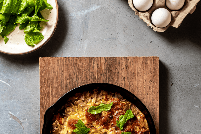 Zoutarme frittata con patate met sperziebonen in een schaal