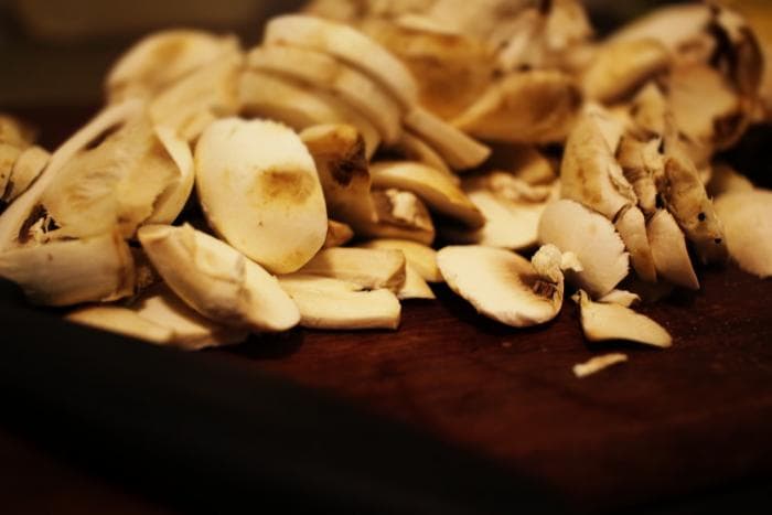 gesneden champignons voor zoutarme champignon-rozijnensaus