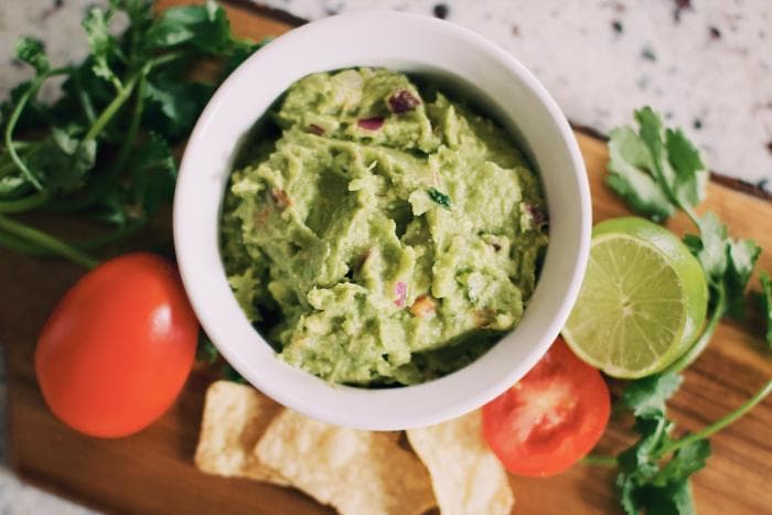 bakje met zoutarme guacamole met ceviche