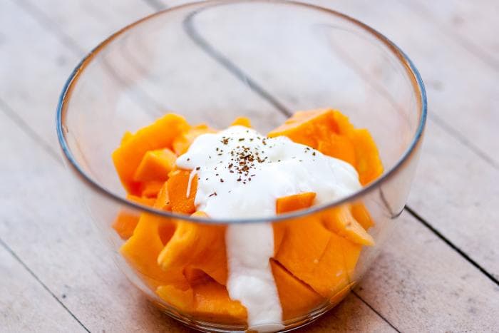 glazen bakje met mango en yoghurt