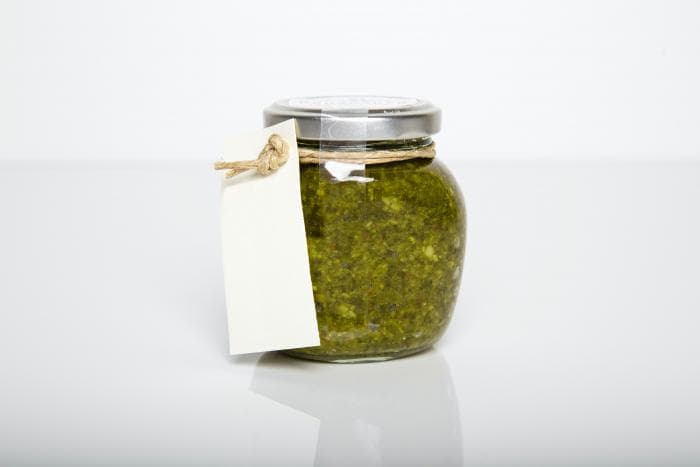 Potje met zelfgemaakte zoutarme pesto