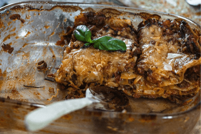 Glazen ovenschaal met Griekse zoutarme moussaka