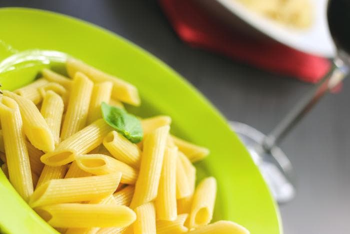 Vegetarische en zoutarme pastasalade op een groen bord