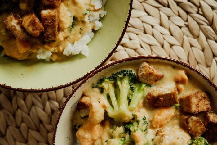 kom curry met broccoli