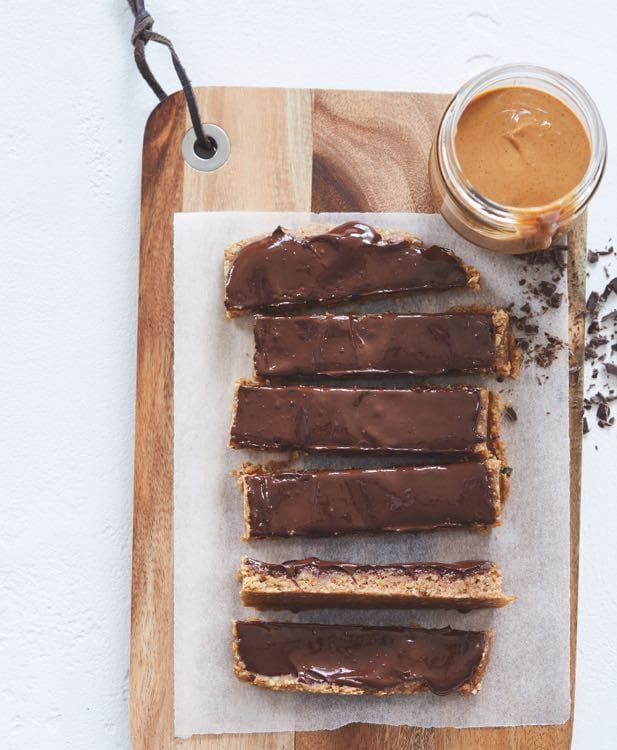 Kaliumarme pindakaas-havermoutrepen op een houten plank