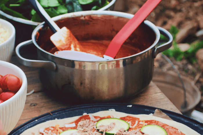 Zoutarme rode pizzasaus in een pan