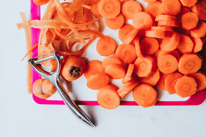 Zoutarme plakjes wortel met kruidenroomkaaas