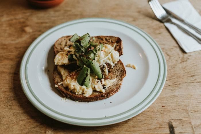 Zoutarme ricottaspread op brood met sla