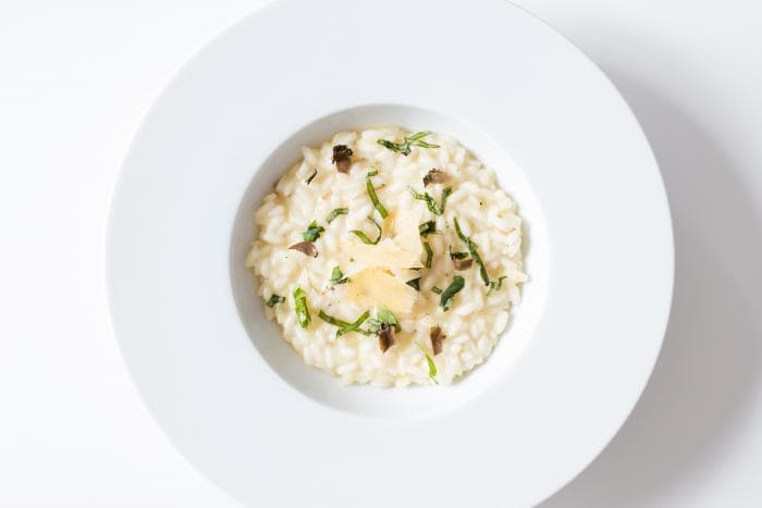 Zoutarme risotto met kip en groenten in een diep risottobord
