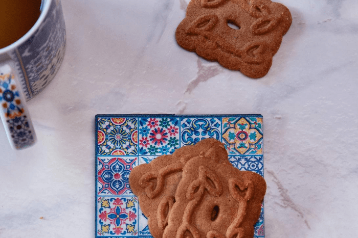 speculaas en kop thee op tafelblad