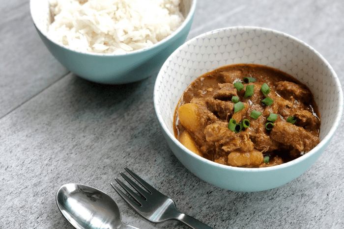 lepel en vork en 2 kommen met eten